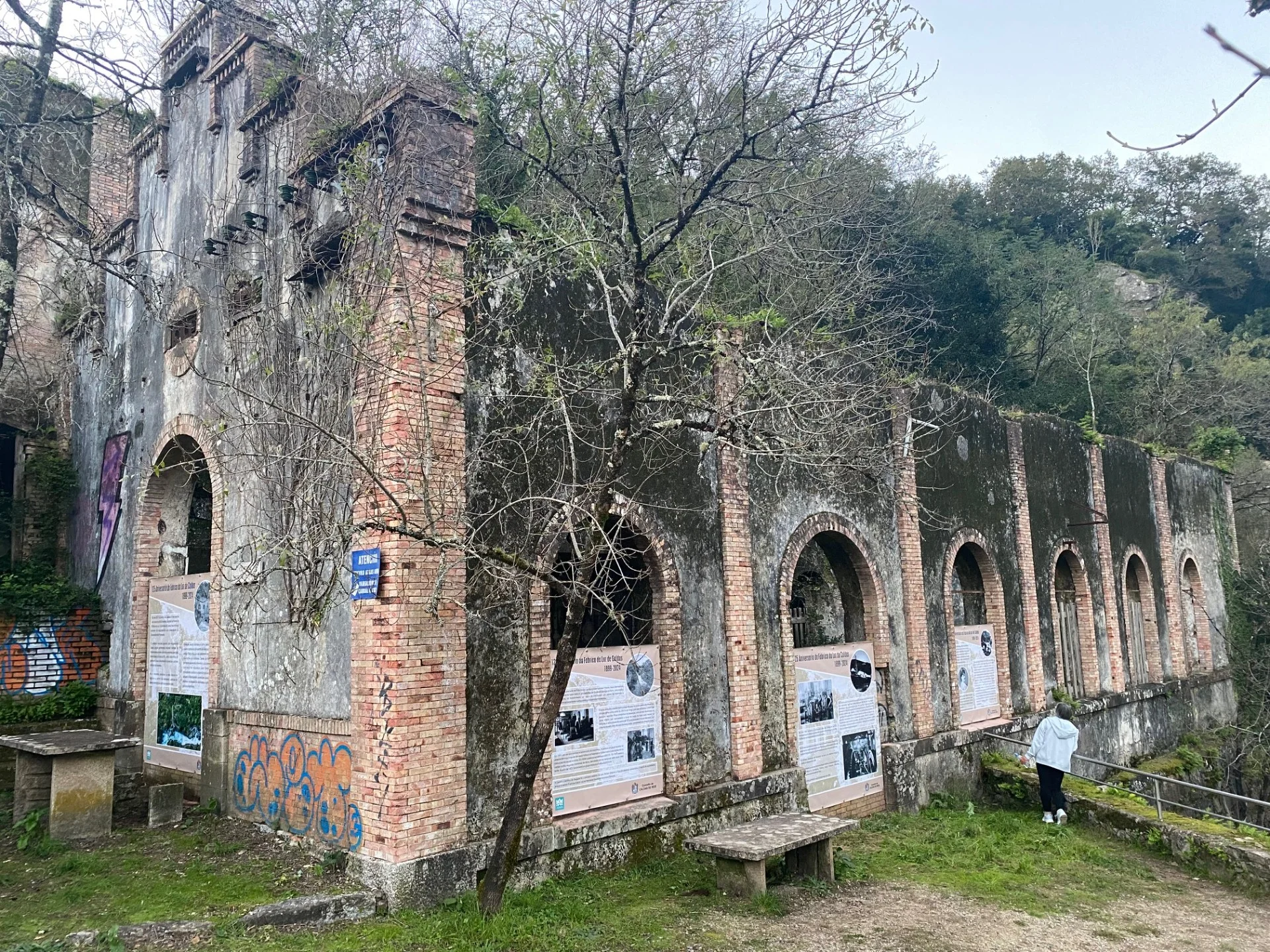 Instalación de lonas na Fábrica da Luz e trípticos informativos